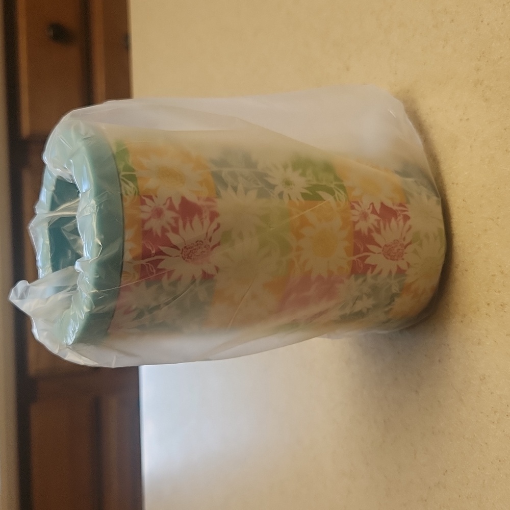 NWT Lily Pulitzer Colorful Floral Insulated Slim Can Tumbler - Picture 3 of 8